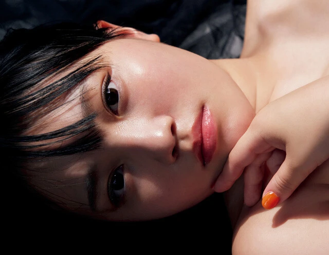 鈴原すず、10ヵ月ぶりのグラビア登場はガラッと大人のイメージで「J1とJ2のほぼ全試合をチェックしています」