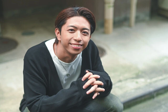 メンバーと移動中は基本、一番後ろを歩いているという橋爪健二。車の運転が好きなので、休みがあったらドライブに出かけたい派。好きな女性のタイプは、清楚な人。「清楚な感じで、ちゃんと丁寧に挨拶ができるような人がいいですね。店員さんやタクシーの運転手さんとか誰にでも優しくて、内面からキレイな人が好きです」