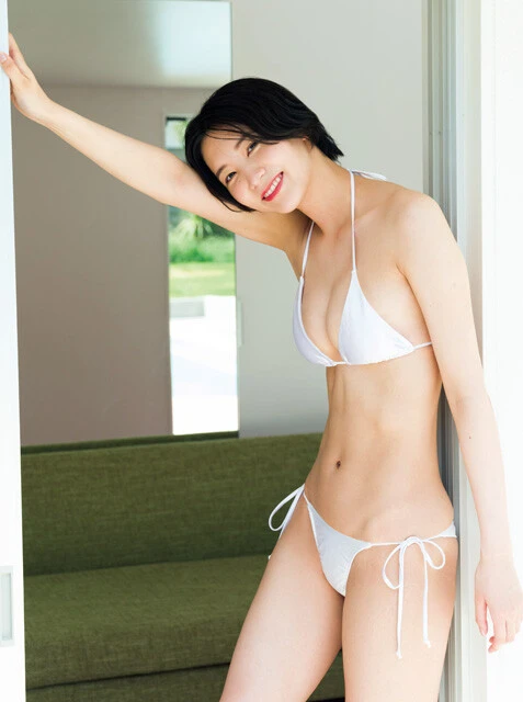 『週刊プレイボーイ』のグラビアに登場した小貫莉奈