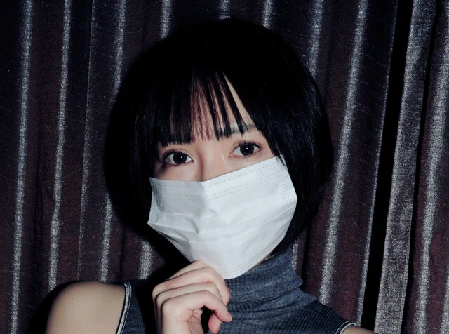 マスクを脱いだ"大人向け"YouTuber・丸の内OLレイナが週プレのグラビアに登場