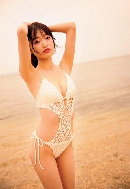 『週刊プレイボーイ』に水着グラビアで登場した中井りか