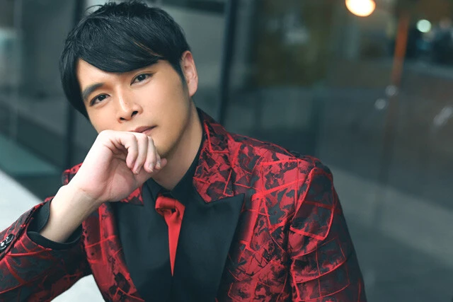 秋元康がプロデュースする昭和歌謡男性グループ「SHOW-WA」の元Jリーガー・青山隼「サッカー時代とマインドは変わらないと思うんです」