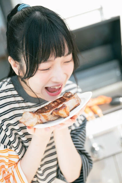 無邪気に肉を食らいつくカンカン