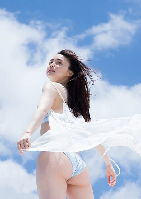 坂巻有紗１st写真集『私を見て...』より