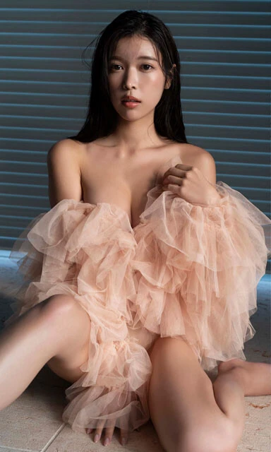 5月の1位に輝いた七瀬ななののデジタルグラビア写真集『刺激的に照らされて。』（撮影：佐藤裕之）より