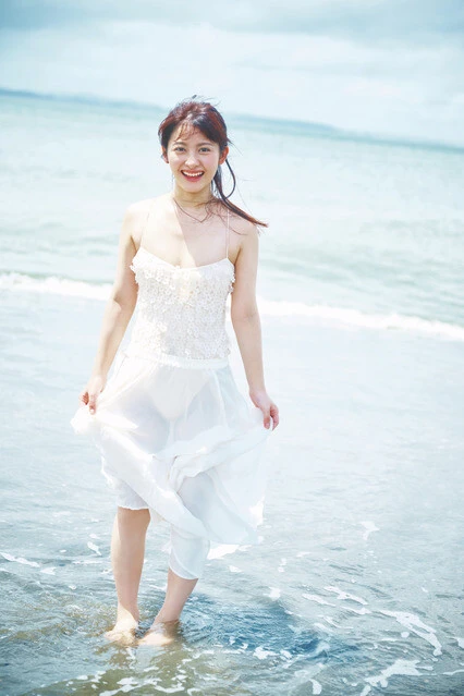 『週刊プレイボーイ』に水着グラビアで登場した鵜川もえか