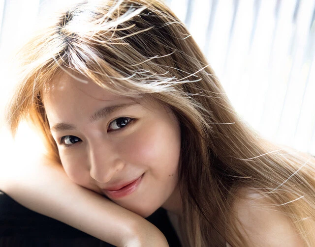 『仮面ライダーガヴ』でヒロインのギャル社長役を熱演中の宮部のぞみ、週プレで初グラビアを披露!「くびれはフラダンスのおかげです」