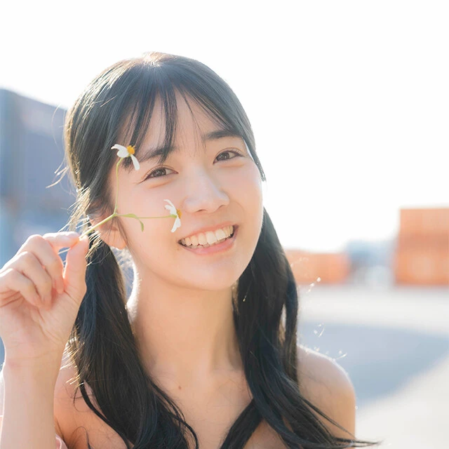 「＃2i2（ニーニ）」の大人気メンバー・天羽希純が週プレの表紙＆巻頭グラビアに水着で登場！