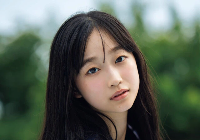 高校最後の秋を迎えた18歳。「少女歌劇団ミモザーヌ」の副団長・ちばひなのが週プレグラビアに登場！