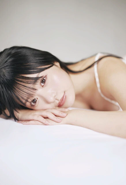 『週刊プレイボーイ』のグラビアに登場した高鶴桃羽