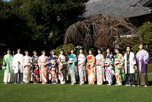 (左から)百瀬拓実、奥野壮、井頭愛海、ギュナイ滝美、本田紗来、本田望結、井本彩花、髙橋ひかる、宮本茉由、玉田志織、大角ゆき、川瀬莉子、尾碕真花、飯島寛騎、庄司浩平