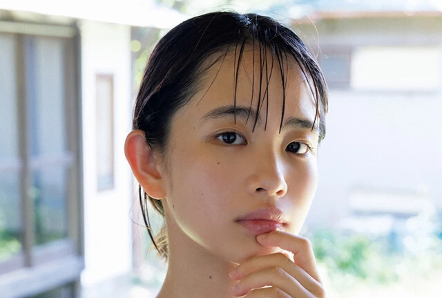 「美少女図鑑AWARD2024」で4冠に輝いた現役JKの怜生(さとは)、週プレのグラビアで初めての水着に!