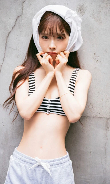 緩苺『扉を開けて』(撮影/酒井貴弘)より。腕には本人持参のブレスレットが!