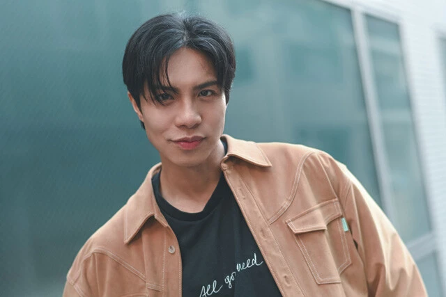 アツくて涙もろく、意外といじられキャラの柳田優樹。好きな女性のタイプは独特な趣味を持つ人。「変わっているなーって思う部分に惹かれる傾向が(笑)。自分のプライドをしっかり持っている人がいいですね。あと、僕がハーフで家族みんな顔が濃いので、和風な雰囲気の人が好きです」