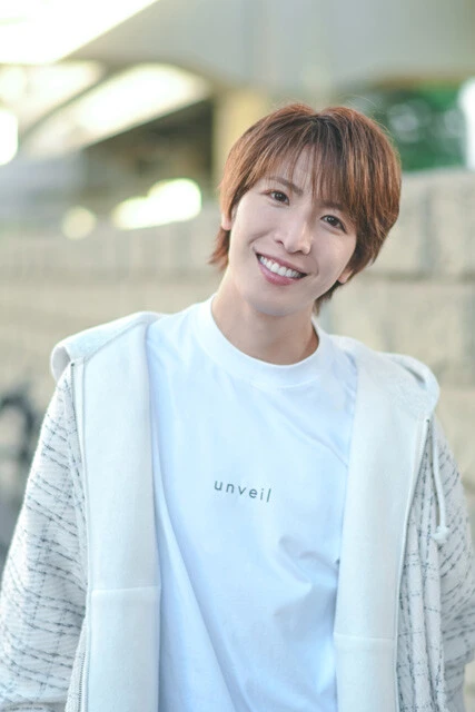 メンバーみんなことが大好きで、チームのバランサーとしても頼られる松岡卓弥。好きな女性のタイプは、自分を叱ってくれる人。「見た目のタイプが全然なくて、1200パーセント中身重視。視野が広くて、空気が読めて、気遣いができて。僕がポンコツなので正してもらいたいというか、ダメなところに気づいて叱ってくれる人が好きです！」