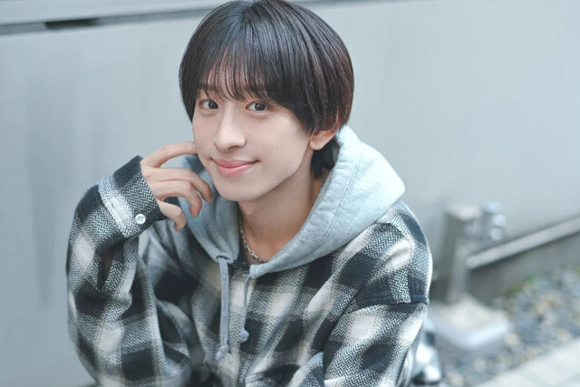 最年少だけどしっかり者、ステージではMCを担当する小野寺翼。楽屋のムードメーカーでもある。好きな女性のタイプは、甘やかしてくれる人。「自分で何もできないので、世話焼きで甘やかしてくれる人が好きです。あと、僕のことがめっちゃ好きで、世界で一番僕が好きって言ってくれる人(笑)。褒められたいです!」