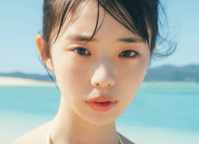 菊地姫奈の大ヒット写真集『moment』の完全アザーカット版が発売！「『non-no』モデルに選ばれてビックリ。グラビアとの違いは......」