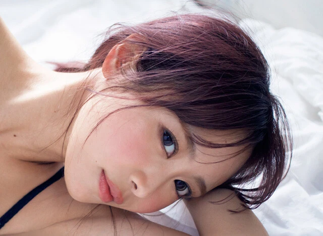 仲川瑠夏が1年半ぶりのグラビアで見せたセクシー！「今回は大人っぽい表情を見てください」