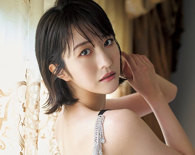 土生瑞穂が「櫻坂46」卒業後、ソロでは初の表紙＆巻頭グラビアに登場！「『自分のカッコいい背中を見せられるように』という気持ちを込めました」