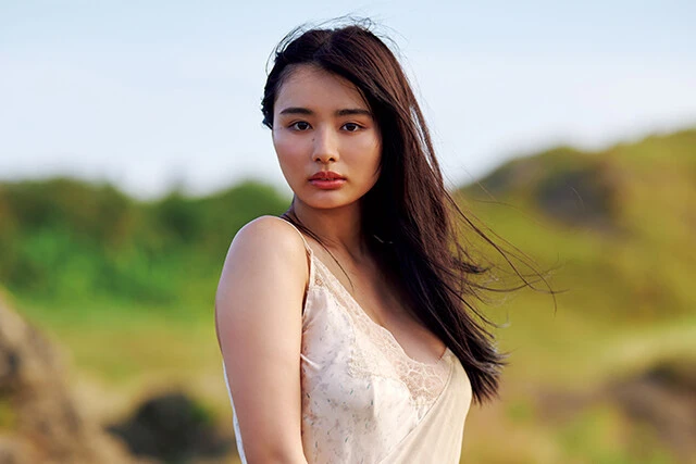 "グラビア界のラスボス"豊島心桜が初の海外ロケで真夏を堪能!! 「ホテルのナイトプールで軍人さんたちにナンパされて 『ゴージャス』って(笑)」