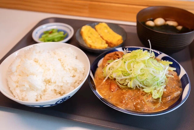 「どこにもない味を」という想いで可菜子さんが生み出したもつ煮は「味噌」「醤油」「カレー」の3種類。写真は「煮込み定食 味噌」（900円）に人気の「卵焼き」（100円）