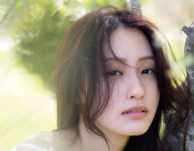 中森明菜を思わせる、独特のはかなげな表情に注目の澄田綾乃「今回の撮影はポロリしても大丈夫だなって（笑）」