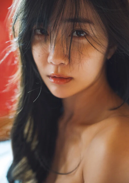 『週刊プレイボーイ』のグラビアに登場した天羽希純