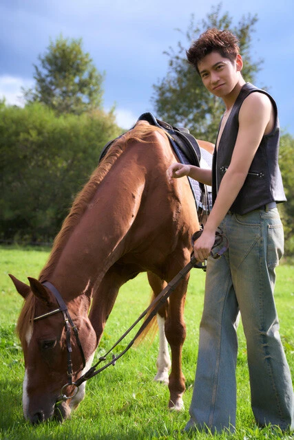 カレンダーブックでは特技の乗馬も披露している山本
