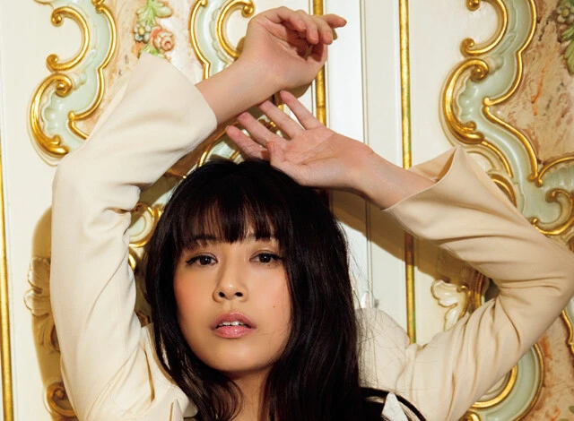 「株式会社グラビアアイドル」の社長・小阪由佳が18年ぶりに週プレグラビア登場!「過去に着て大泣きした○○○をまた着ることになるとは......」