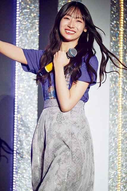 宮地すみれ（Sumire MIYACHI）宮地の甘めで癖になる歌声が、弾むようなボーカロイド曲『ハッピーシンセサイザ』（EasyPop〈BETTI〉）と完璧にマッチ。本人リクエストの「ピンク一色のサイリウム」を目の当たりにし、「ハッピーです！」と笑顔