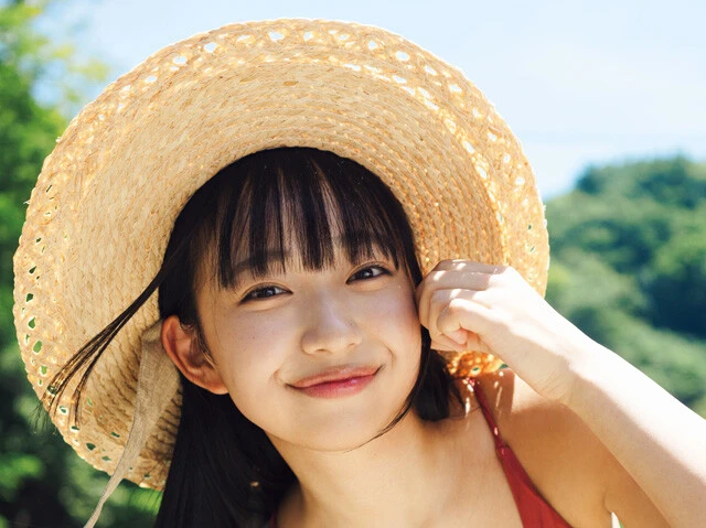 まぶしい笑顔と腰のSラインが魅力！　19歳"妹系グラドル"の入間ゆいが週刊プレイボーイ初登場