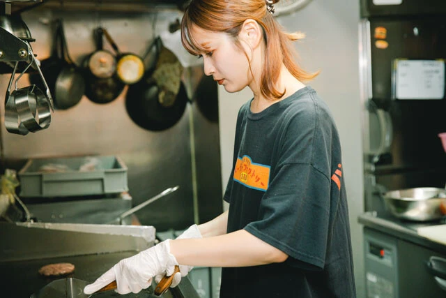 バーガーに大事なパティは肉と脂の配合を試行錯誤し、常にアップデートし続けている