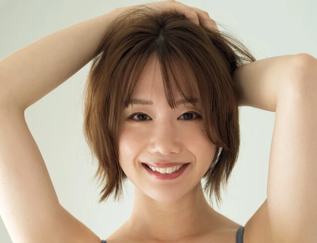 あらた唯、"かわいすぎるラウンドガール"として熱視線!「高校時代に1回伸ばしただけで、小4からショートヘアです」