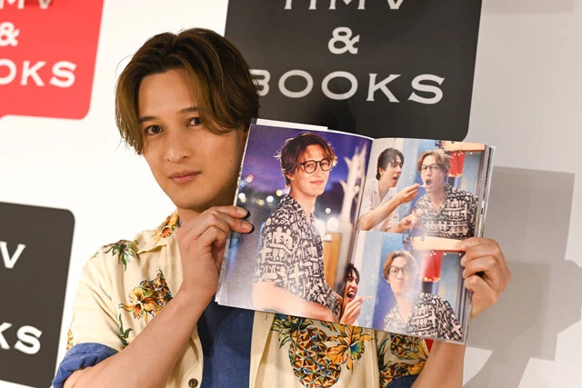 渡辺は沖縄での夜カットをお気に入りカットとしてチョイス。普段は見られない眼鏡姿は大人の魅力たっぷり。