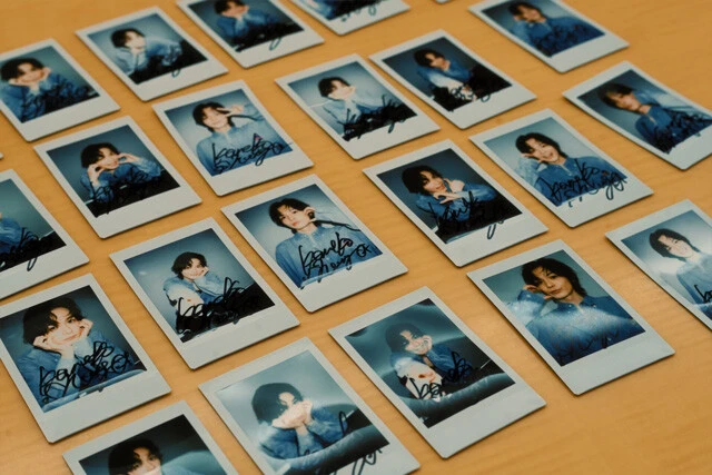 オンラインサインイベント限定の世界に1枚だけのチェキがずらり。「こんなにたくさん撮影したことないかも」と本人もびっくり!1枚1枚心を込めてサインした。