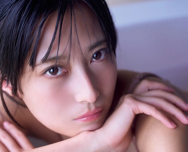 人気声優の鷲見友美ジェナがサプライズ初水着！「グラビアの現場で"展開"は脱ぐことって初めて知りました」