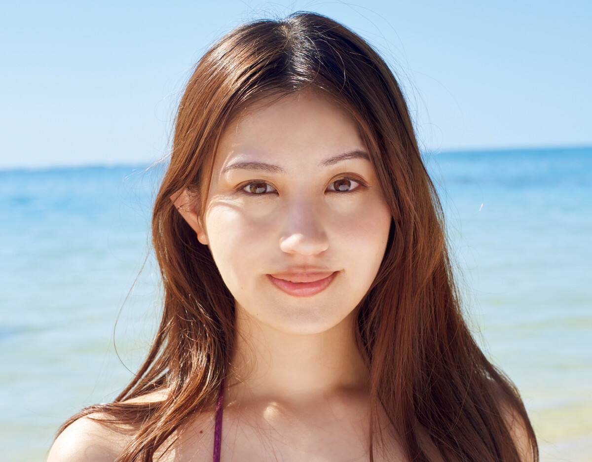 昨年デビューの超大型ルーキー・花咲楓香。ついに表紙に抜擢!「三角ビキニの日焼け痕が見えないか心配でした(笑)」