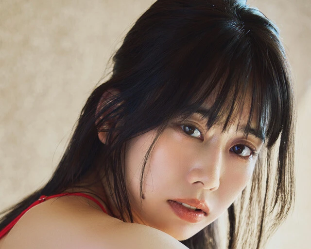 奥津マリリがグループ10周年イヤーに過去最大の大胆グラビアに挑戦「お尻の割れ目にあるホクロを見せたのは初めてなんです！」