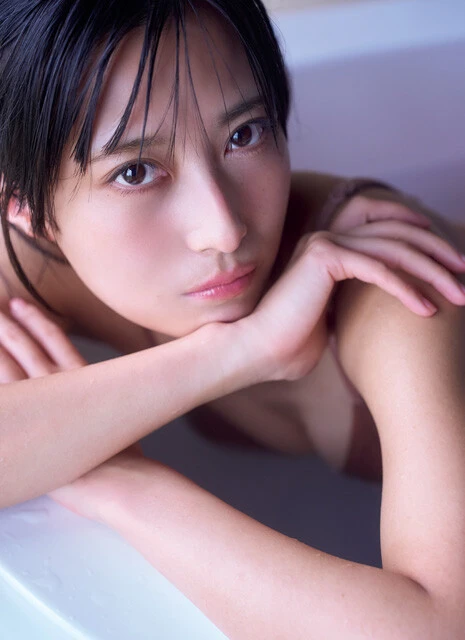 『週刊プレイボーイ』のグラビアに登場した鷲見友美ジェナ