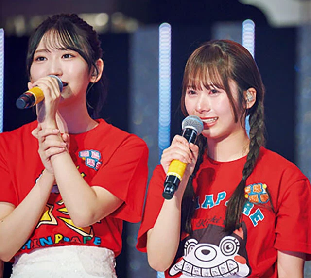 ＂ひなパレ＂ラストは、石塚（右）が番組で＂四期生のテーマソング＂として掲げていた『キセキ』（GReeeeN）。前回はかなわなかった11人全員そろっての歌唱を果たし、メンバーからは涙がこぼれた