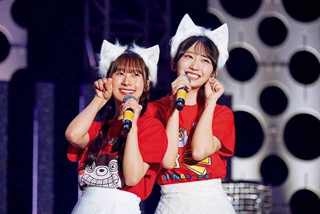 （左から）石塚瑶季（Tamaki ISHIZUKA）、藤嶌果歩（Kaho FUJISHIMA）2月22日＝猫の日、「今日は＂にゃん月にゃん日＂ですか？」（石塚）、「こんなところに猫耳が！」（藤嶌）という導入から歌った『にゃんにゃんにゃん』（コレサワ）。ため息が出るほどの＂全力のかわいさ＂だった