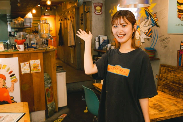 店内はカラフルな家具や装飾が施されたアメリカンダイナー。大きな窓もあり、全体的に明るい雰囲気の内装