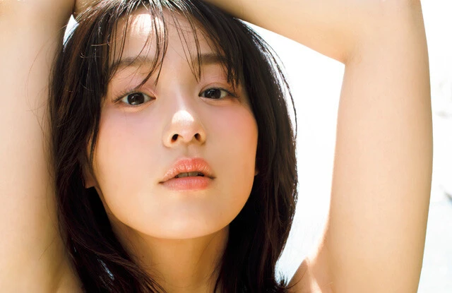 美しい夕日と海、そして髙野真央の初めての赤い衣装にも注目！「実は大仏とか巨大な像が怖いんです」