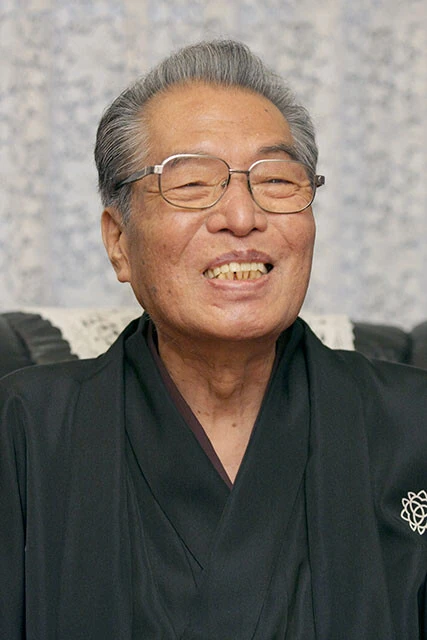 五代目三遊亭圓楽。談志、志ん朝、圓蔵と共に「東京落語四天王」と称された。1983~2006年の間、『笑点』の司会を務める。2009年没