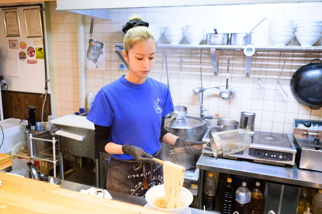 厨房に立つ淵田さん。毎日、いずれかの店舗に出かけすべてのメニューを調理する。手際の良さに見惚れてしまう