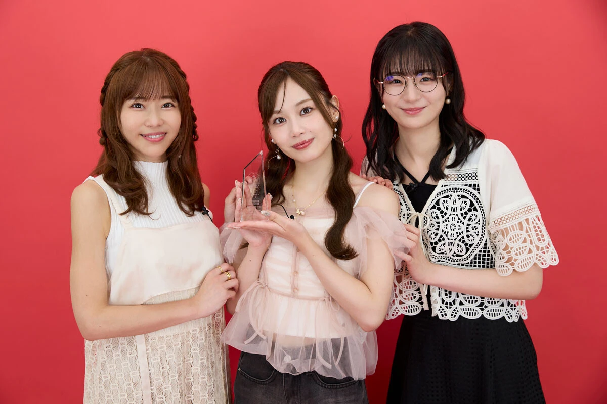 デジタル写真集を振り返る(左から)水原ゆき、伊藤優衣、長谷川かすみ