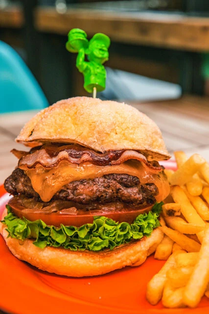 バンズは通常のパンのほかに揚げパンやメロンパンなどの変わりダネも。写真は「メロンパンベーコンチーズバーガー」（2050円）