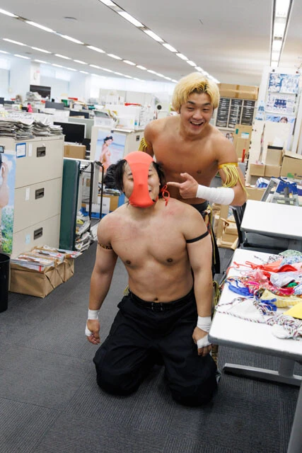 須見選手にパンツを被らされるMAO選手