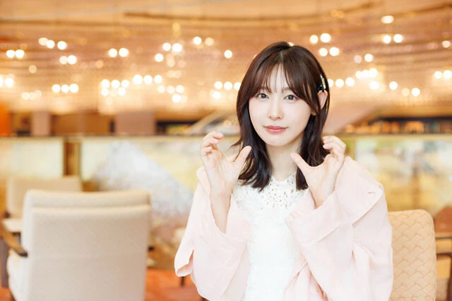 「アイドルは卒業したのでこれから『割れハート』にします。あれ、これダメ? あんまりかわいくない?」と女優モードの「すんっとした顔」で茶目っ気をみせる水湊