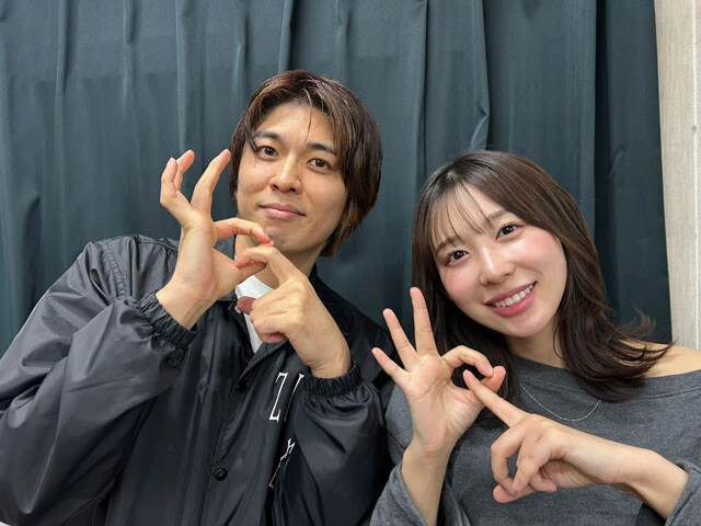 演出家の山崎と2ショットを撮る水湊。山崎の指導のもと、共演者たちと切磋琢磨しながら、日々稽古に励む。「これが当たり前だと思っちゃいけないんだろうけど、本当にいい雰囲気で楽しいです」